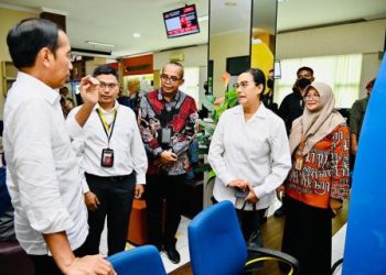 Presiden Jokowi Tinjau Kegiatan Penyampaian SPT di KPP Pratama Surakarta