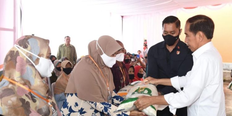 Presiden Jokowi Luncurkan Penyaluran Cadangan Beras Pemerintah untuk Bantuan Pangan Tahun 2023