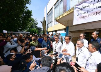 Presiden Jokowi Tinjau Harga Komoditas di Pasar Johar Baru Jelang Lebaran
