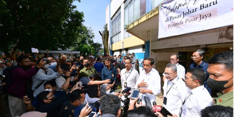 Presiden Jokowi Tinjau Harga Komoditas di Pasar Johar Baru Jelang Lebaran