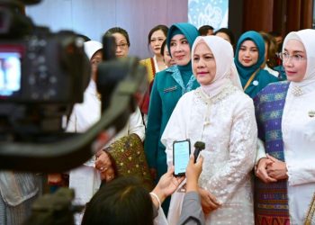 Ibu Iriana Joko Widodo menyampaikan keterangan terkait kegiatan OASE-KIM di Hotel Santika Premiere Dyandra, Kota Medan, Rabu, 17 Mei 2023