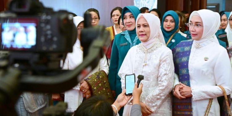 Ibu Iriana Joko Widodo menyampaikan keterangan terkait kegiatan OASE-KIM di Hotel Santika Premiere Dyandra, Kota Medan, Rabu, 17 Mei 2023
