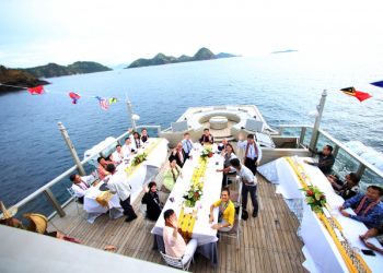 Ketua DPR RI Dr. (H.C) Puan Maharani saat menjamu para delegasi ASEAN Inter-Parliamentary Assembly (AIPA) sambil menikmati pesona senja Labuan Bajo diatas Kapal Pinisi.