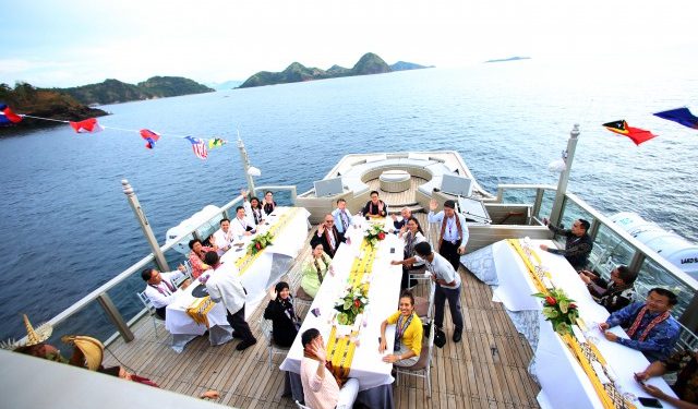 Ketua DPR RI Dr. (H.C) Puan Maharani saat menjamu para delegasi ASEAN Inter-Parliamentary Assembly (AIPA) sambil menikmati pesona senja Labuan Bajo diatas Kapal Pinisi.
