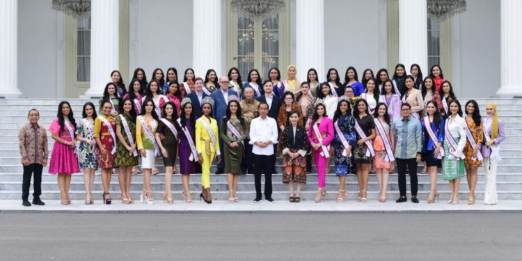 Presiden Joko Widodo berfoto bersama para finalis ajang Puteri Indonesia tahun 2023 di Istana Merdeka, Jakarta, pada Senin, 22 Mei 2023