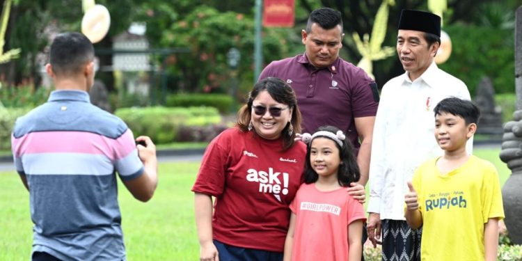 Presiden Jokowi Sapa dan Swafoto dengan Masyarakat Saat Lebaran Iduladha di Yogyakarta