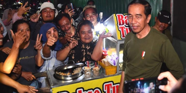 Presiden Jokowi Menghabiskan Malam Minggu Menyusuri Kawasan Malioboro, Jalan Kaki Menyapa Warga
