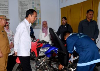 Presiden Jokowi Tinjau Kegiatan Pembelajaran di SMKN 2 Kabupaten Bengkulu Tengah