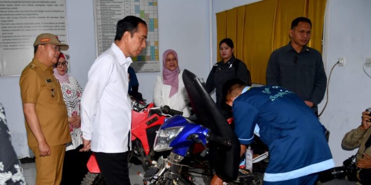 Presiden Jokowi Tinjau Kegiatan Pembelajaran di SMKN 2 Kabupaten Bengkulu Tengah