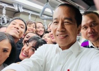 Presiden Jokowi Foto Bersama Rombongan Artis di LRT Jabodebek (Sumber: Republika)