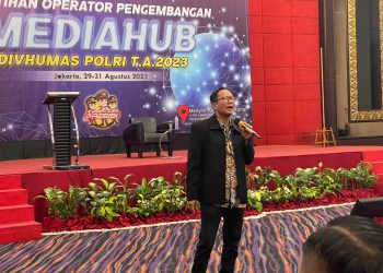 Dr. Ilham Prisgunanto, Dosen PTIK membaca acara pelatihan MediaHUB di Merlynn Park Hotel, Jakarta