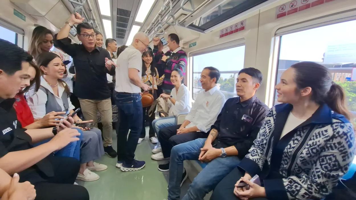 Presiden Jokowi Foto Bersama Rombongan Artis di LRT Jabodebek (Sumber: Liputan6)