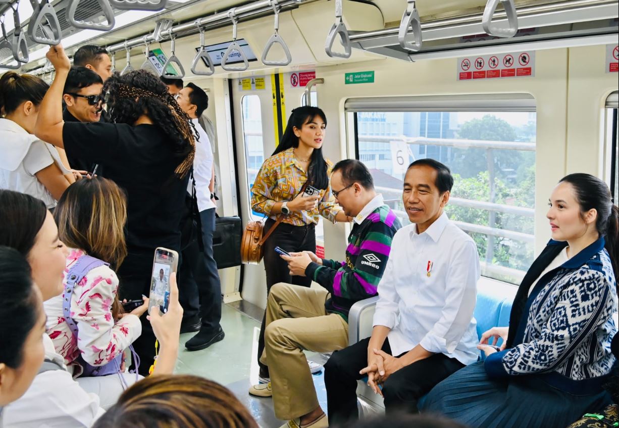 Presiden Jokowi Foto Bersama Rombongan Artis di LRT Jabodebek (Sumber: Liputan6)