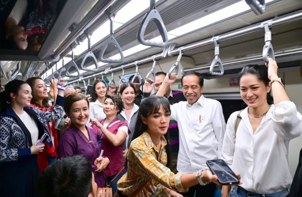 Presiden Jokowi Foto Bersama Rombongan Artis di LRT Jabodebek (Sumber: Editor.id)