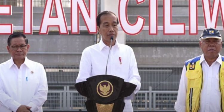 Foto: Presiden Joko Widodo (tengah) saat menghadiri peresmian sodetan Ciliwung. (YouTube/Sekretariat Presiden)