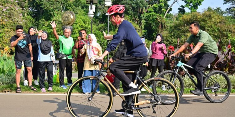Momen Presiden Jokowi Bersepeda Pagi dan Sapa Masyarakat di Kebun Raya Bogor