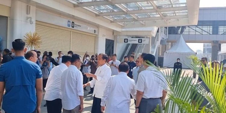 Jokowi Jajal Kereta Cepat Jakarta-Bandung bersama Selebritas