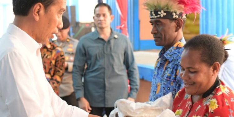 Presiden Jokowi Bagikan Bantuan Pangan CBP di Biak Papua