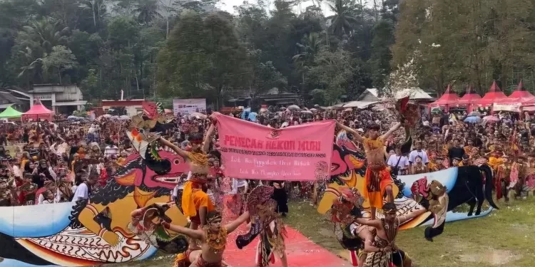 Tari Turonggo Yakso Pecahkan Rekor MURI dengan Jumlah Terbanyak