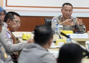 Kakorlantas Polri Irjen Pol Aan Suhanan bersama Dirut PT. Jasa Raharja dan Tim Survei kembali melanjutkan pengecekan di Pelabuhan PT ASDP Indonesia Ferry Cabang Ketapang, Banyuwangi, menjelang libur Natal dan Tahun Baru (Nataru) pada Jumat (29/11/2024)