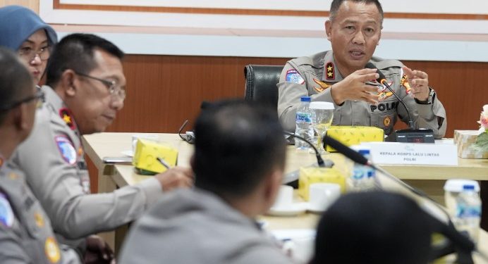 Kakorlantas Polri Irjen Pol Aan Suhanan bersama Dirut PT. Jasa Raharja dan Tim Survei kembali melanjutkan pengecekan di Pelabuhan PT ASDP Indonesia Ferry Cabang Ketapang, Banyuwangi, menjelang libur Natal dan Tahun Baru (Nataru) pada Jumat (29/11/2024)