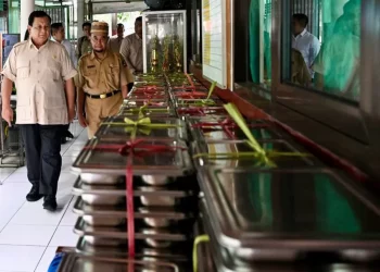 Presiden Prabowo Subianto Tinjau Pelaksanaan Program Makan Bergizi Gratis di Sekolah