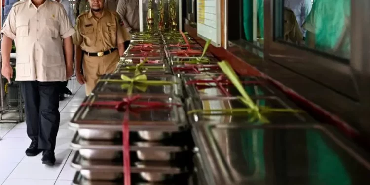 Presiden Prabowo Subianto Tinjau Pelaksanaan Program Makan Bergizi Gratis di Sekolah