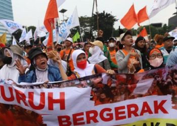 Ribuan Buruh Gelar Aksi “Hostum”, DPR Jadi Pusat Demo Serentak di 38 Provinsi