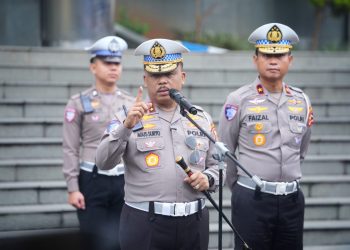 JAKARTA – Kepala Korps Lalu Lintas (Kakorlantas) Polri, Irjen Pol. Drs. Agus Suryonugroho, S.H., M.Hum., memimpin apel pagi di NTMC Korlantas Polri pada Senin (6/10/2025). Dalam kesempatan tersebut, Irjen Agus menyampaikan apresiasi tinggi atas dedikasi dan profesionalisme anggota Polantas di seluruh Indonesia dalam menjalankan tugas rutin maupun penugasan khusus. Penghargaan ini disampaikan sebagai bagian dari upaya Korlantas dalam memperkuat kinerja jajarannya di bidang lalu lintas dan mendorong transformasi menuju pelayanan publik yang lebih modern. Dalam arahannya, Kakorlantas Irjen Agus Suryonugroho secara tegas menggarisbawahi beberapa agenda strategis berskala nasional yang menjadi fokus utama Korlantas Polri. Kesiapan matang untuk agenda-agenda ini menjadi keharusan. “Ada tiga agenda besar yang selalu kita persiapkan dan pasti kita laksanakan. Yang pertama adalah Operasi Ketupat, yang kedua Operasi Patuh, yang ketiga adalah Operasi Nataru. Dan termasuk operasi-operasi yang lain berkaitan dengan kemungkinan pengamanan-pengamanan yang setingkat internasional,” ujar Kakorlantas Polri Irjen Pol. Drs. Agus Suryonugroho, S.H., M.Hum. Lebih lanjut, Irjen Agus menyoroti peran krusial teknologi dalam meningkatkan efektivitas tugas kepolisian. Ia secara khusus memberikan apresiasi terhadap pengembangan sistem Electronic Traffic Law Enforcement (ETLE), yang dinilai telah signifikan membantu peningkatan kualitas pelayanan di bidang lalu lintas dan penegakan hukum. “Saya minta dan saya sampaikan terima kasih kepada Dirgakum yang melalui Kasudit Dakgar, ETLE sudah bagus, ini dikembangkan terus lompatan dari pada kerja ETLE, termasuk juga di bidang pelayanan sudah cukup banyak,” tambahnya. Sejalan dengan komitmen Polri terhadap digitalisasi layanan publik, Kakorlantas juga mengumumkan persiapan program strategis Sistem Pengendalian Pelayanan dan Governance (SPPG). Sistem ini dirancang untuk memperkuat tata kelola internal, transparansi, dan akuntabilitas seluruh proses pelayanan Polantas kepada masyarakat. Inovasi digital ini juga selaras dengan peluncuran platform digital Korlantas saat peringatan Hari Lalu Lintas Bhayangkara baru-baru ini. Selain fokus pada teknologi dan tata kelola internal (SPPG), Irjen Agus juga menekankan pentingnya membangun kedekatan antara Polantas dan publik melalui program Polantas Menyapa. Program ini berfungsi sebagai jembatan komunikasi aktif antara aparat dan masyarakat. “Program Polantas Menyapa ini sudah cukup menggema, tolong yang di Korlantas juga mengintrospeksi ini apa yang bisa kita lakukan bersama di lingkungan Korlantas Polri dan penugasan-penugasan ketika di lapangan,” ujarnya. Penguatan juga dilakukan melalui sinergi dengan Pusdik Lalu Lintas Serpong, yang merupakan pusat pengembangan sumber daya manusia (SDM) di bidang lalu lintas. Kolaborasi ini bertujuan memastikan adanya keselarasan antara pelatihan teoritis dan praktik di lapangan, yang menjadi kunci sukses implementasi SPPG secara optimal di seluruh wilayah. Mengakhiri arahannya, Irjen Agus Suryonugroho menyampaikan semangat optimisme dan perubahan mendasar yang akan dibawa oleh Korlantas. “Saya kakorlantas akan merubah wajah Polantas wajah Polantas yang modern, wajah Polantas yang dekat dengan masyarakat, wajah Polantas yang diterima di tengah-tengah masyarakat. Mari kita bisa berubah dengan diri kita sendiri, dengan kondisi saat ini, dan tentunya kita tetap semangat, karena masih ada Tribrata ada Catur Prasetya dan masih ada Tuhan Yang Maha Kuasa,” pungkasnya. Melalui kombinasi inovasi teknologi (ETLE), penguatan tata kelola (SPPG), dan SDM profesional, Korlantas Polri berkomitmen untuk menghadirkan wajah baru pelayanan publik Polantas yang profesional, transparan, dan relevan dengan tuntutan zaman.