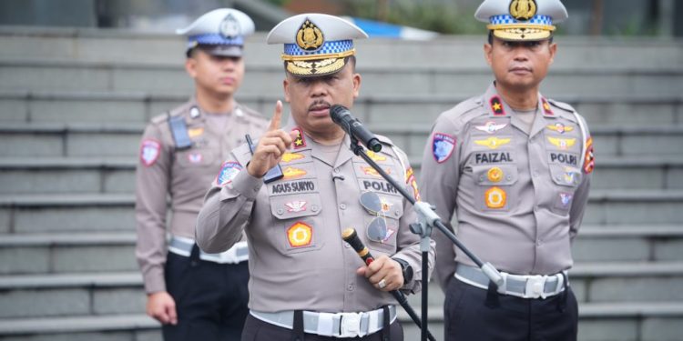 JAKARTA – Kepala Korps Lalu Lintas (Kakorlantas) Polri, Irjen Pol. Drs. Agus Suryonugroho, S.H., M.Hum., memimpin apel pagi di NTMC Korlantas Polri pada Senin (6/10/2025). Dalam kesempatan tersebut, Irjen Agus menyampaikan apresiasi tinggi atas dedikasi dan profesionalisme anggota Polantas di seluruh Indonesia dalam menjalankan tugas rutin maupun penugasan khusus. Penghargaan ini disampaikan sebagai bagian dari upaya Korlantas dalam memperkuat kinerja jajarannya di bidang lalu lintas dan mendorong transformasi menuju pelayanan publik yang lebih modern. Dalam arahannya, Kakorlantas Irjen Agus Suryonugroho secara tegas menggarisbawahi beberapa agenda strategis berskala nasional yang menjadi fokus utama Korlantas Polri. Kesiapan matang untuk agenda-agenda ini menjadi keharusan. “Ada tiga agenda besar yang selalu kita persiapkan dan pasti kita laksanakan. Yang pertama adalah Operasi Ketupat, yang kedua Operasi Patuh, yang ketiga adalah Operasi Nataru. Dan termasuk operasi-operasi yang lain berkaitan dengan kemungkinan pengamanan-pengamanan yang setingkat internasional,” ujar Kakorlantas Polri Irjen Pol. Drs. Agus Suryonugroho, S.H., M.Hum. Lebih lanjut, Irjen Agus menyoroti peran krusial teknologi dalam meningkatkan efektivitas tugas kepolisian. Ia secara khusus memberikan apresiasi terhadap pengembangan sistem Electronic Traffic Law Enforcement (ETLE), yang dinilai telah signifikan membantu peningkatan kualitas pelayanan di bidang lalu lintas dan penegakan hukum. “Saya minta dan saya sampaikan terima kasih kepada Dirgakum yang melalui Kasudit Dakgar, ETLE sudah bagus, ini dikembangkan terus lompatan dari pada kerja ETLE, termasuk juga di bidang pelayanan sudah cukup banyak,” tambahnya. Sejalan dengan komitmen Polri terhadap digitalisasi layanan publik, Kakorlantas juga mengumumkan persiapan program strategis Sistem Pengendalian Pelayanan dan Governance (SPPG). Sistem ini dirancang untuk memperkuat tata kelola internal, transparansi, dan akuntabilitas seluruh proses pelayanan Polantas kepada masyarakat. Inovasi digital ini juga selaras dengan peluncuran platform digital Korlantas saat peringatan Hari Lalu Lintas Bhayangkara baru-baru ini. Selain fokus pada teknologi dan tata kelola internal (SPPG), Irjen Agus juga menekankan pentingnya membangun kedekatan antara Polantas dan publik melalui program Polantas Menyapa. Program ini berfungsi sebagai jembatan komunikasi aktif antara aparat dan masyarakat. “Program Polantas Menyapa ini sudah cukup menggema, tolong yang di Korlantas juga mengintrospeksi ini apa yang bisa kita lakukan bersama di lingkungan Korlantas Polri dan penugasan-penugasan ketika di lapangan,” ujarnya. Penguatan juga dilakukan melalui sinergi dengan Pusdik Lalu Lintas Serpong, yang merupakan pusat pengembangan sumber daya manusia (SDM) di bidang lalu lintas. Kolaborasi ini bertujuan memastikan adanya keselarasan antara pelatihan teoritis dan praktik di lapangan, yang menjadi kunci sukses implementasi SPPG secara optimal di seluruh wilayah. Mengakhiri arahannya, Irjen Agus Suryonugroho menyampaikan semangat optimisme dan perubahan mendasar yang akan dibawa oleh Korlantas. “Saya kakorlantas akan merubah wajah Polantas wajah Polantas yang modern, wajah Polantas yang dekat dengan masyarakat, wajah Polantas yang diterima di tengah-tengah masyarakat. Mari kita bisa berubah dengan diri kita sendiri, dengan kondisi saat ini, dan tentunya kita tetap semangat, karena masih ada Tribrata ada Catur Prasetya dan masih ada Tuhan Yang Maha Kuasa,” pungkasnya. Melalui kombinasi inovasi teknologi (ETLE), penguatan tata kelola (SPPG), dan SDM profesional, Korlantas Polri berkomitmen untuk menghadirkan wajah baru pelayanan publik Polantas yang profesional, transparan, dan relevan dengan tuntutan zaman.