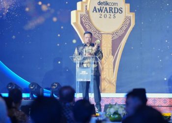 Kakorlantas Polri Irjen Agus Suryonugroho menerima penghargaan detikcom