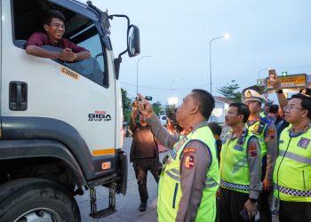 Kakorlantas Putar Balikkan Kendaraan Sumbu Tiga
