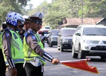 Di Balik Rompi Reflektif: Kisah Dedikasi Sunyi Polantas Penjaga Arus Mudik
