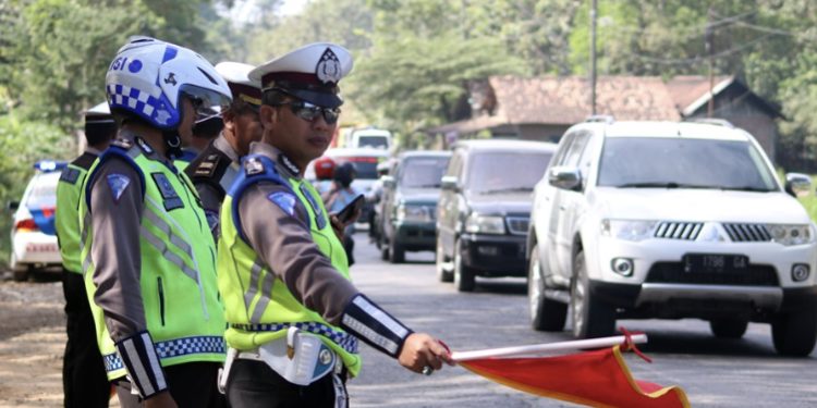 Di Balik Rompi Reflektif: Kisah Dedikasi Sunyi Polantas Penjaga Arus Mudik