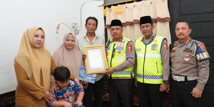 Bripka Fajar Permana Gugur Saat Bertugas di Operasi Ketupat 2026, Korlantas Polri Beri Penghormatan