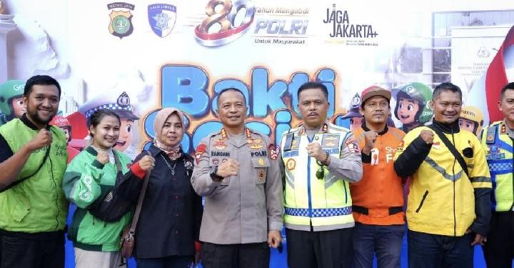 Lewat Program ‘Polri Menyapa Ojol’, Jajaran Jenderal Rangkul Ratusan Driver di Tugu Proklamasi