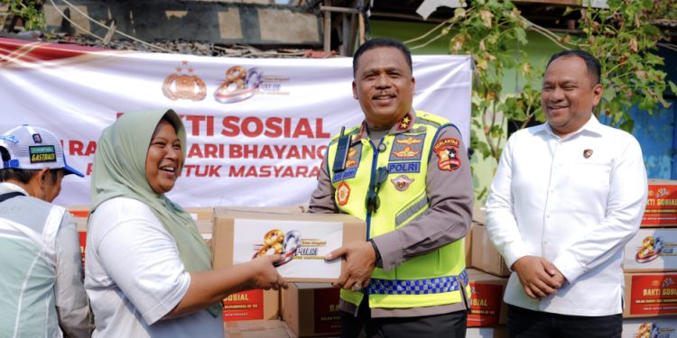 Mewakili Kapolri, Kakorlantas Irjen Pol Agus Suryonugroho Serahkan Bansos di Kemayoran Gempol