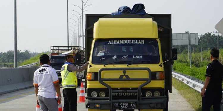 Truk ODOL Jadi Momok Menakutkan bagi Keselamatan Keluarga yang Melintas di Jalan Raya