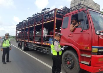 Menurunkan Stabilitas di Tikungan dan Turunan, Ini Alasan Truk Overload Sangat Sulit Bermanuver
