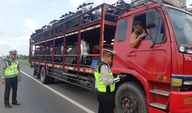Menurunkan Stabilitas di Tikungan dan Turunan, Ini Alasan Truk Overload Sangat Sulit Bermanuver