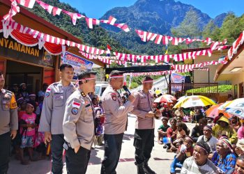 Polsek Tembagapura Salurkan Bantuan Sembako dan Perlengkapan Sekolah pada Hari Bhayangkara ke-80