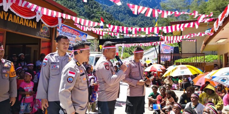 Polsek Tembagapura Salurkan Bantuan Sembako dan Perlengkapan Sekolah pada Hari Bhayangkara ke-80